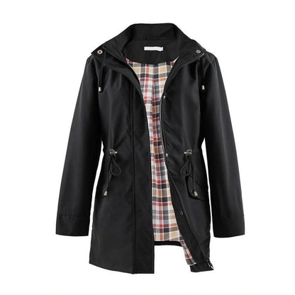 Lång vindjacka med huva, dragsko i midjan och dragkedja